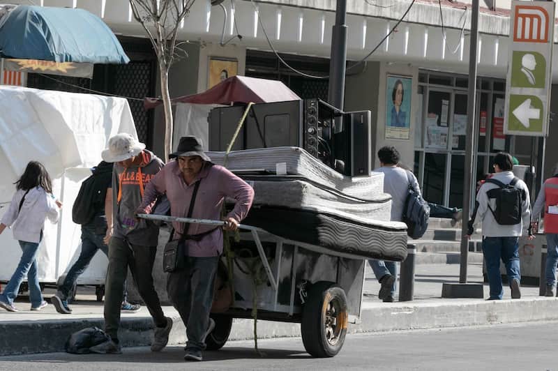 México, el país de la OCDE que más horas trabaja a la semana Hombres trabajan recolectando fierro viejo en calles de la CDMX