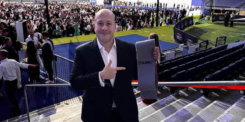 El exgobernador muestra que estudió para ser director de futbol El exmandatario de Jalisco