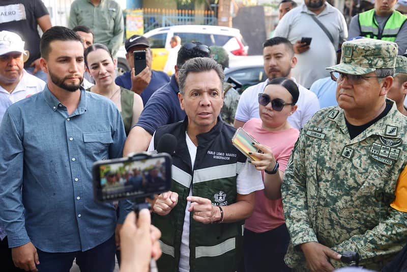 El gobernador Pablo Lemus se acercó a las colonias dañadas en solidaridad a las y los vallartenses afectados tras la tormenta de este viernes. Imagen de Pablo Lemus