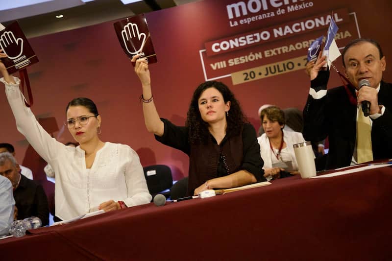 El partido guinda llevó a cabo su Consejo Nacional José Carolina Rangel, secretaria general de Morena; Luisa María Alcalde Luján, presidenta Nacional de Morena, y Alfonso Durazo gobernador de Sonora, durante su votación en la VIII Sesión Extraordinaria del Consejo Nacional de Morena