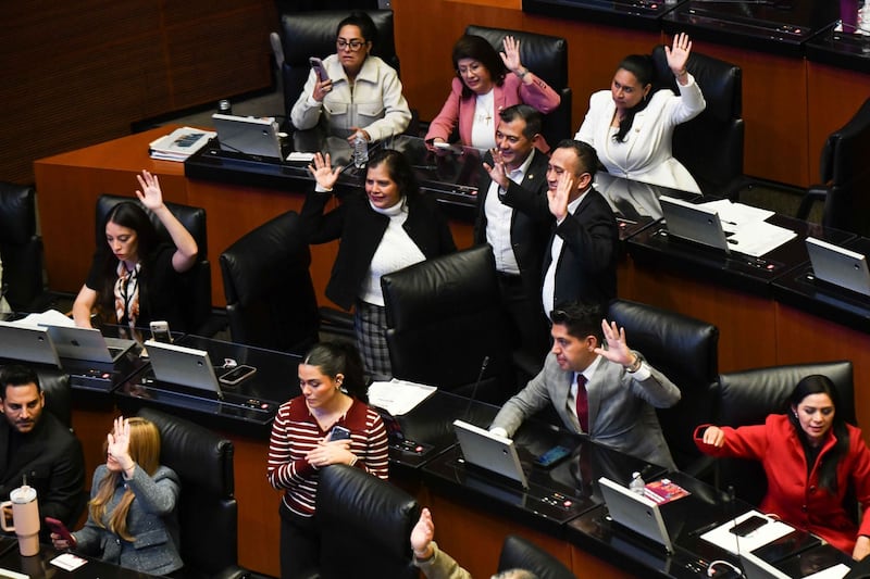 Votación del grupo parlamentario de Morena durante la sesión ordinaria de la Cámara de Senadores en la que fue aprobada en lo general la reforma a la Ley General de Salud, en materia de prohibición de cigarrillos electrónicos y vapeadores. aprobada en lo general la reforma a la Ley General de Salud, en materia de prohibición de cigarrillos electrónicos y vapeadores.