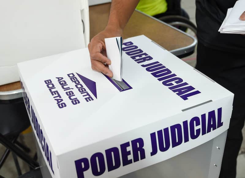 El instituto electoral prohibe exhibir los acordeones para la elección del Poder Judicial Una persona dejando su boleta para votar en la urna