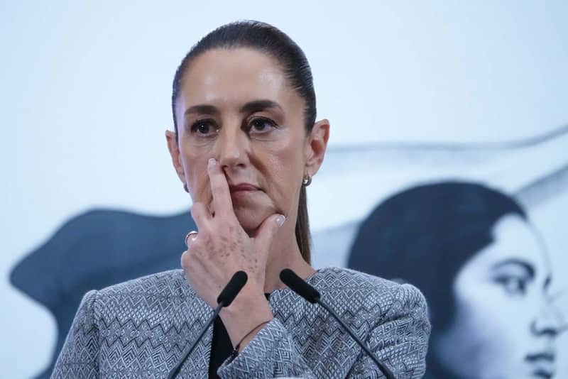 Claudia Sheinbaum, presidenta de México. Sheinbaum tocándose el rostro en una conferencia matutina desde Palacio Nacional.