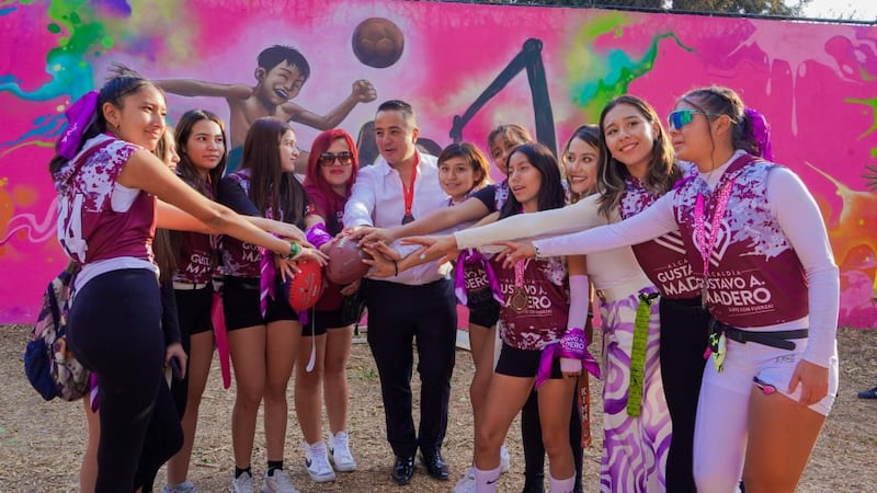 Janecarlo Lozano junto a mujeres