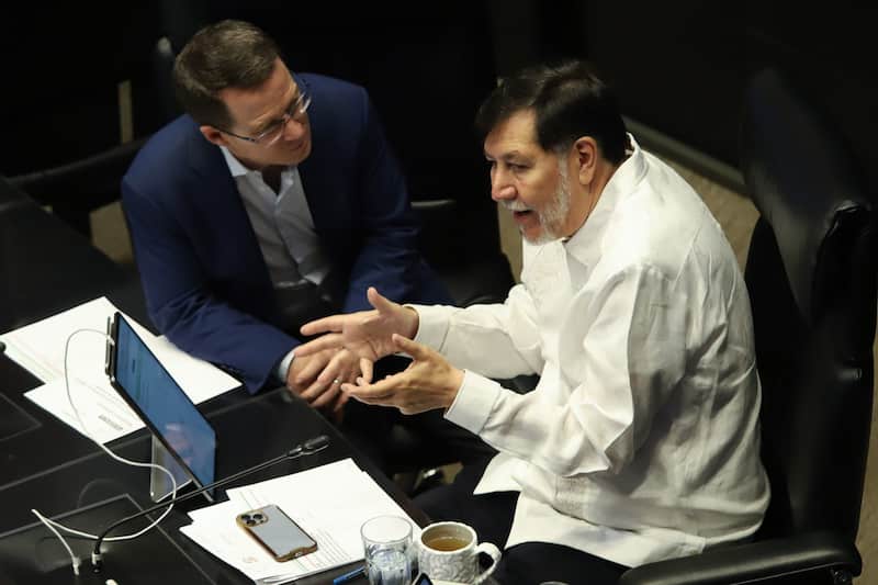 El panista, Ricardo Anaya, dialoga con el presidente de la Mesa Directiva del Senado, Gerardo Fernández Noroña. El panista, Ricardo Anaya, dialoga con el presidente de la Mesa Directiva del Senado, Gerardo Fernández Noroña.