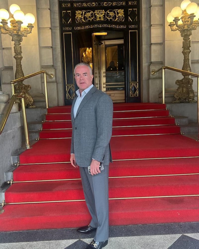 De acuerdo a información revelada por Latinus, el dueño de Miss Universo operaba una red de tráfico de armas que tenía como clientes al CJNG, La Unión y La Chokiza, a unas calles de Palacio Nacional. Raúl Rocha