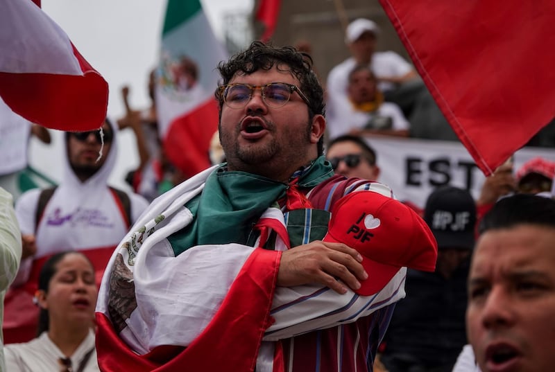 Hombre cantando el Himno Nacional