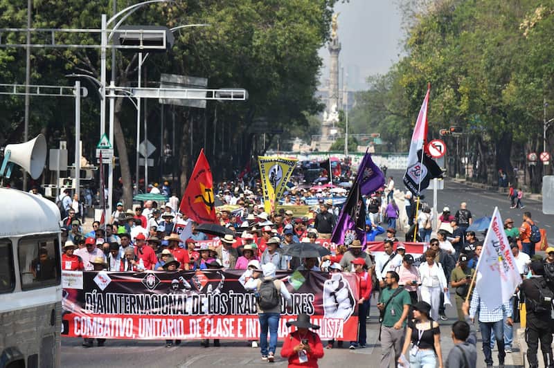 Manifestantes por el día del trabajo Miembros de la CNTE en la marcha
