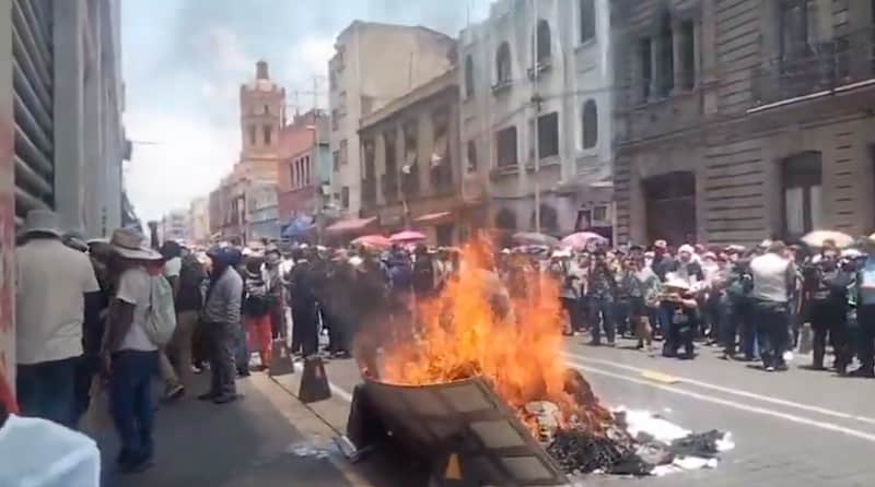 Maestros de la CNTE prenden fuego a las afueras del SNTE Maestros de la CNTE prenden fuego a las afueras del SNTE