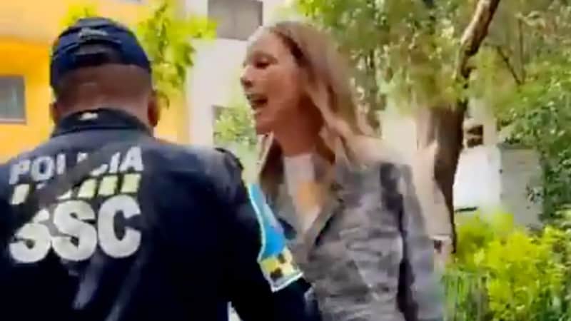 Lady Racista en calles de la Condesa Ximena Pichel, apodada Lady Racista, insultando a un policía en calles de la colonia Condesa