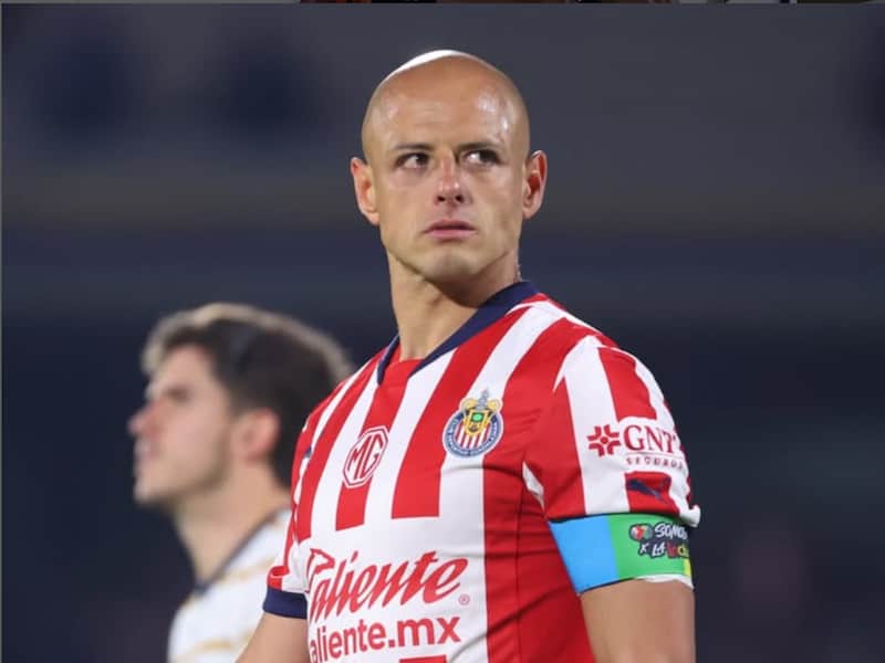 El futbolista "Chicharito" Hernández se encuentra en la polémica por sus declaraciones machistas. El futbolista Javier "Chicharito" Hernández durante un partido de las Chivas.
