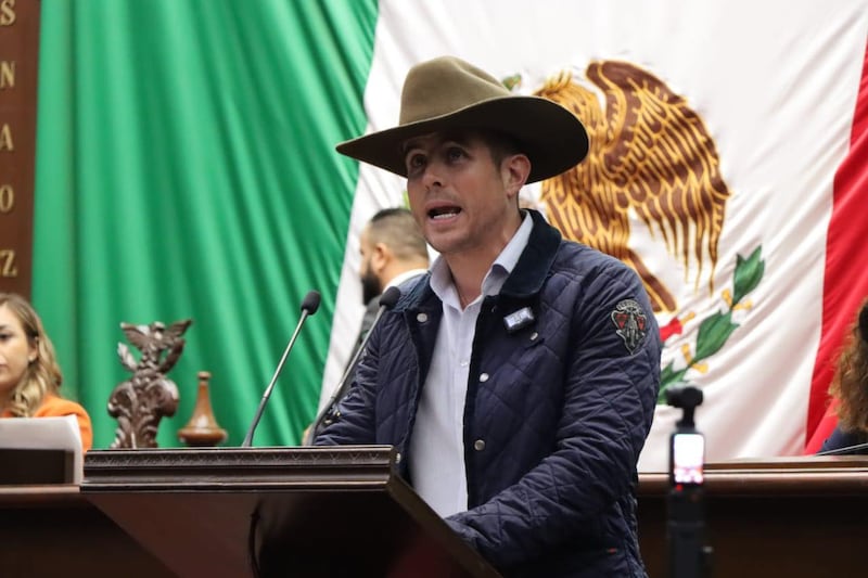 El diputado local, Carlos Bautista Tafolla, miembro del Movimiento del Sombrero, relató el origen del movimiento michoacano, fundado por el fallecido expresidente municipal de Uruapan, Carlos Manzo, el cual tiene sus raíces en una alianza personal y estratégica surgida entre 2016 y 2017. Carlos Bautista Tafolla