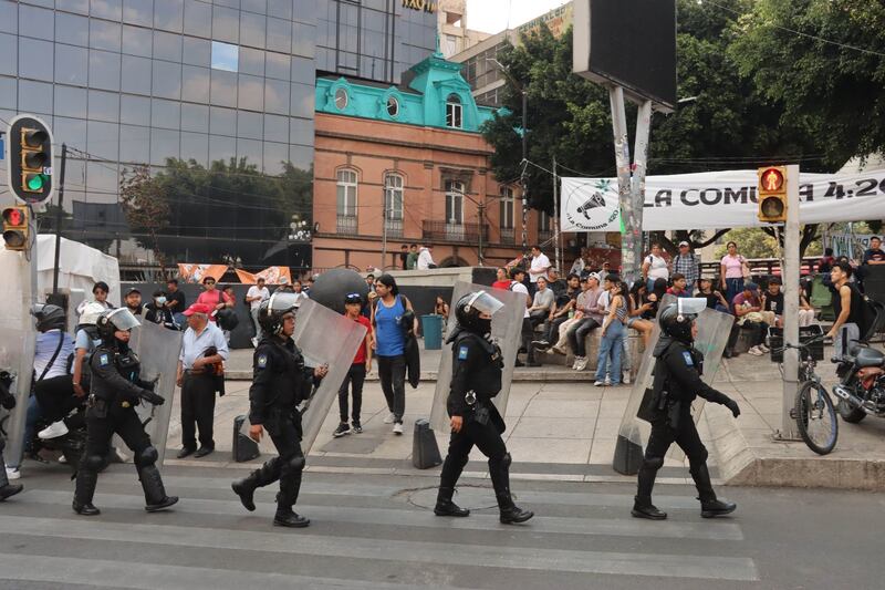 policías