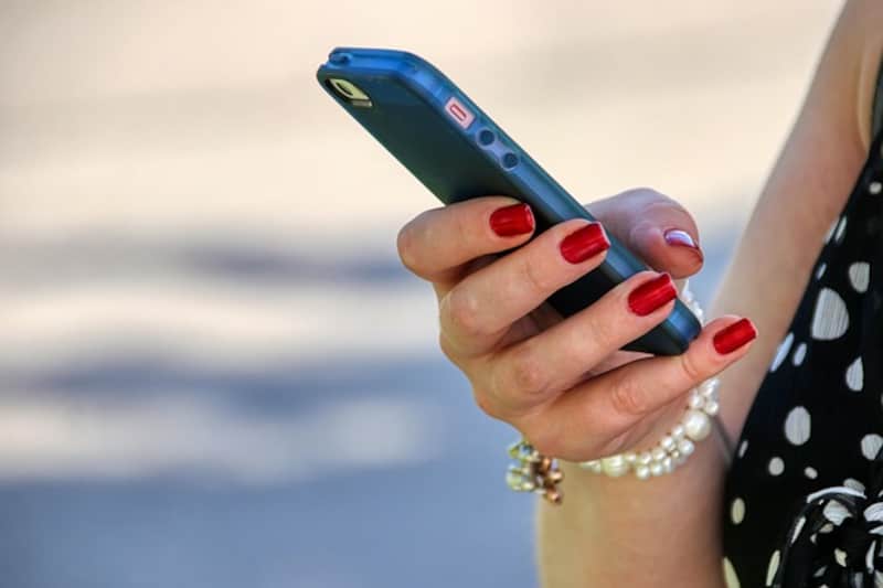 Ricardo Anaya, senador del PAN, explica 3 artículos claves en el dictamen de la Ley de Telecomunicaciones. Imágen de Pixabay de una mujer viendo su teléfono celular.