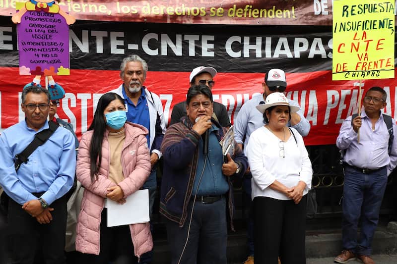 La CNTE anunció que seguirá con el plantón y paro nacional Miembros de la CNTE previo a reunión con la Segob