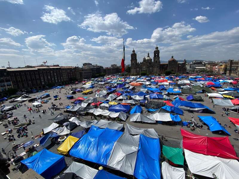 Miembros de la coordinadora comenzaron a retirar casas de campaña del zócalo los docentes establecieron un plantón indefinido desde el pasado 15 de mayo