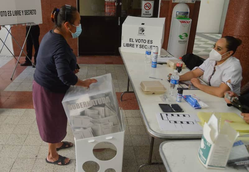 Morena aventaja intención del voto en lerdo Una mujer deja su boleta electoral en la casilla