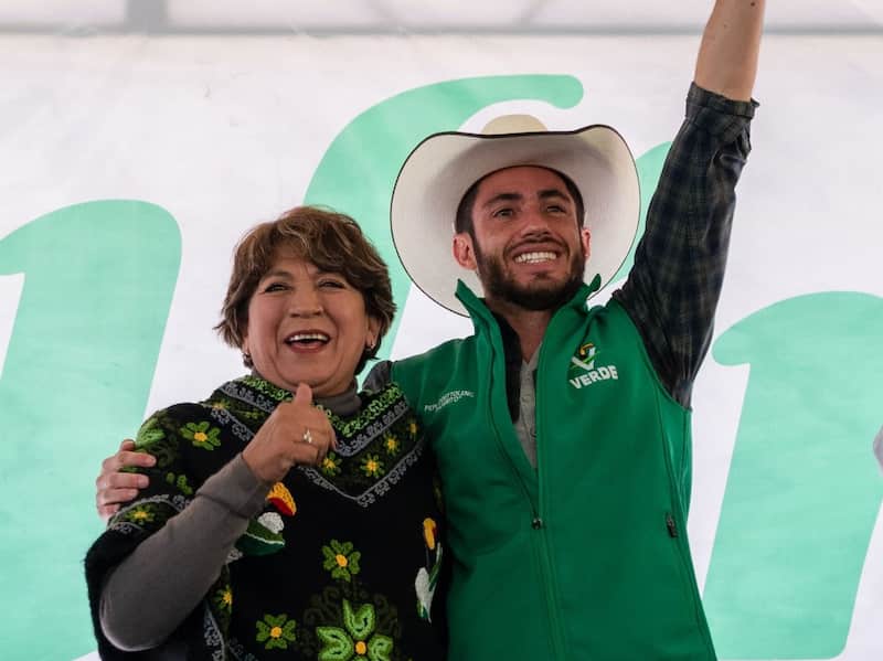Delfina Gómez y Pepe Couttolenc. El líder del PVEM Edomex, Pepe Couttolenc, levantándole la mano a la gobernadora Delfina Gómez.