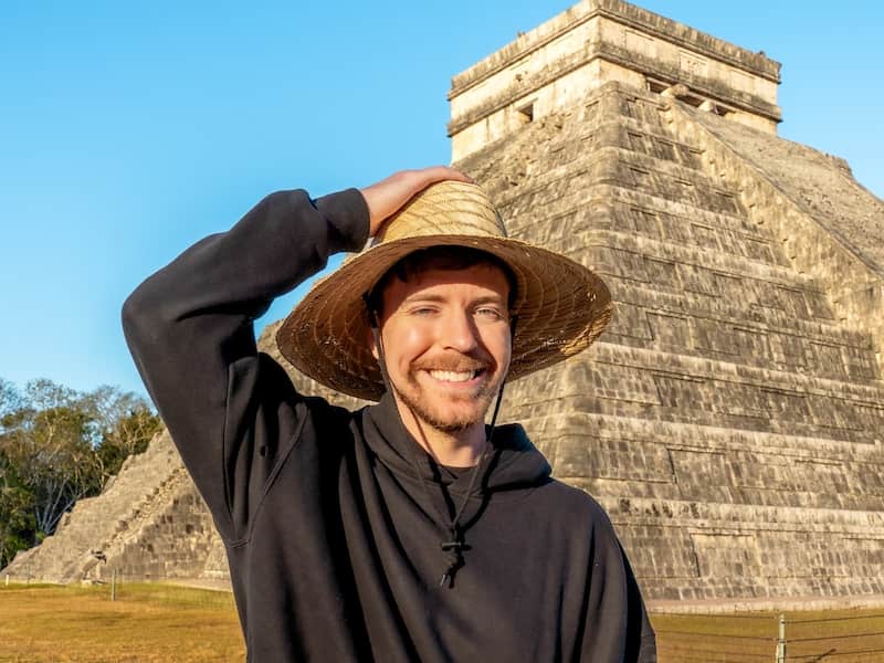 El youtuber MrBeast. MrBeast en la zona arqueológica de Chichén Itzá.