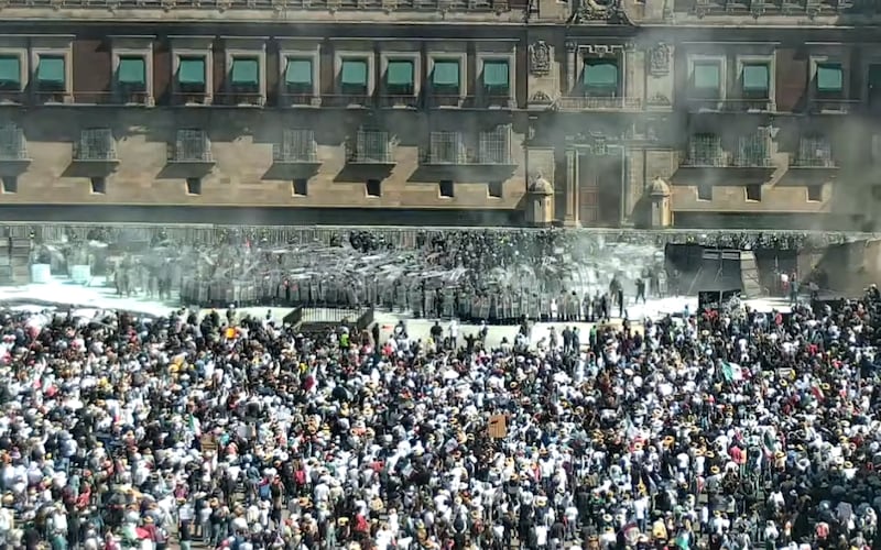 Quitan vallas en el Palacio Nacional durante la marcha de la Generación Z Palacio Nacional