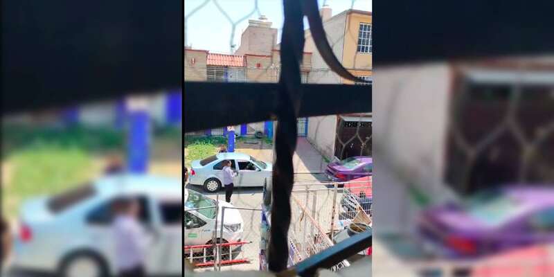 La adulta mayor de 74 años fue detenida con otras dos personas. Una mujer graba desde su ventana el momento de la detención de la acusada.