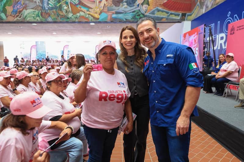 Adrián de la Garza encabezó la entrega de la Tarjeta Regia Plus en Monterrey, donde más de 500 mujeres recibieron el beneficio. Imagen promocional