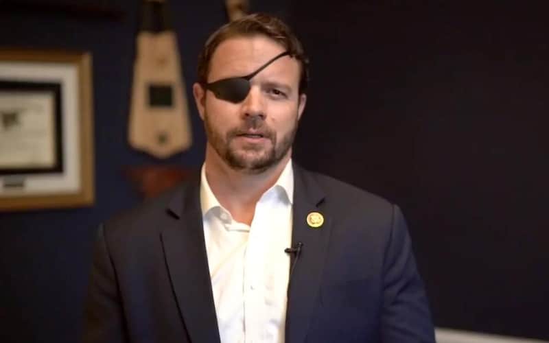 Dan Crenshaw. El representante republicano Dan Crenshaw hablando en un video con su ojo tapado.