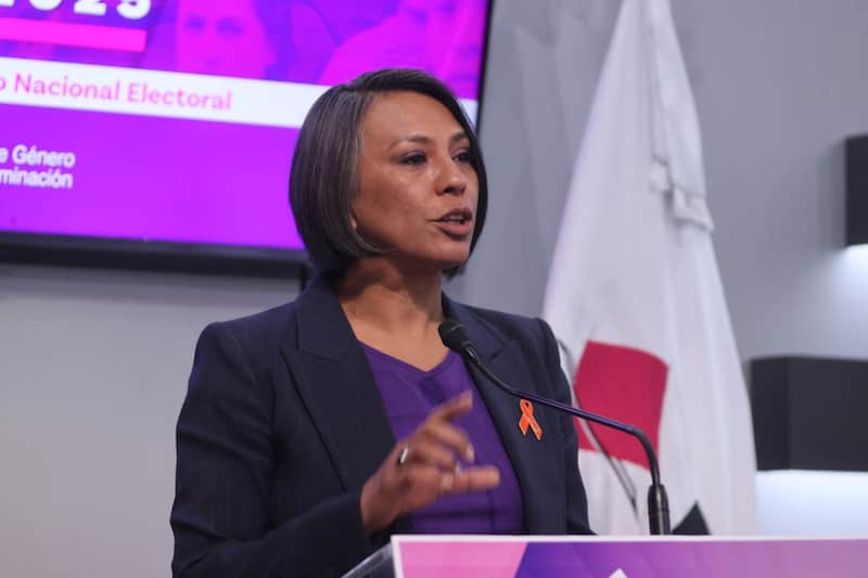 Norma Irene de la Cruz, consejera del INE. Norma Irene de la Cruz hablando desde un podio.