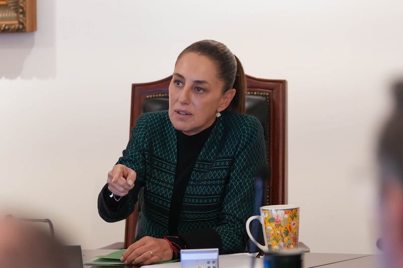 CIUDAD DE MÉXICO, 04NOVIEMBRE2025.- Claudia Sheinbaum Pardo, Presidenta de México, encabezó la reunión del gabinete legal y ampliado para coordinar la organización de consultas sobre el Plan Michoacán por la Paz y la Justicia en Palacio Nacional. FOTO: PRESIDENCIA/CUARTOSCURO.COM Claudia Sheinbaum