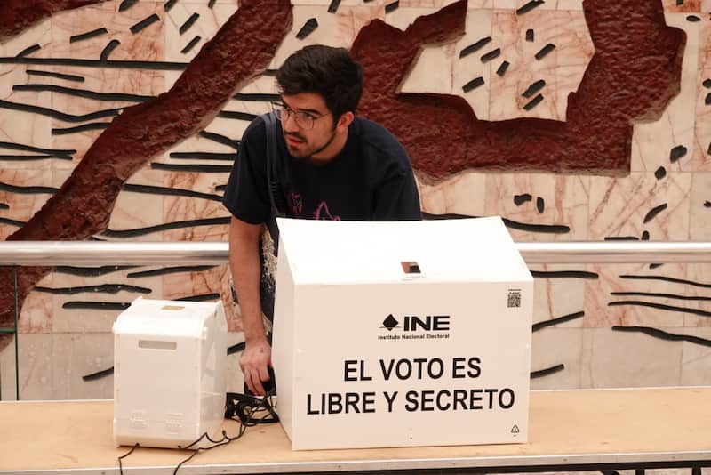 Largas filas en la casilla especial para votar Largas filas en la casilla especial para votar