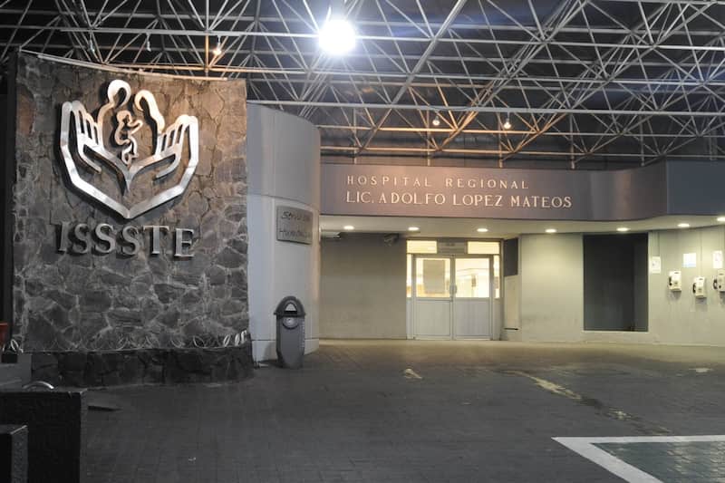MÉXICO D. F., 23MAYO2015.-
Familiares y amigos de Sebastián Lerdo de Tejada Director del ISSSTE. Quien falleció la noche de ayer en el Hospital Adolfo López Mateos de esta institución a causa de un paro cardiaco. Llegaron a estas instalaciones, para realizar los trámites correspondientes para la entrega del cuerpo, que será velado en los velatorios del ISSSTE ubicados en San Fernando Tlalpan. Imágen de un hospital del ISSSTE.