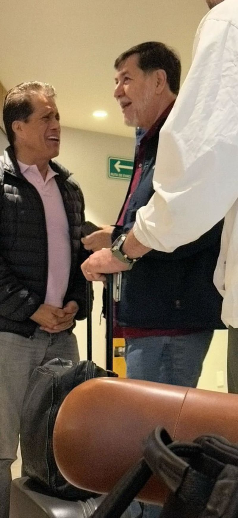 Gerardo Fernández Noroña en Sala VIP del AICM