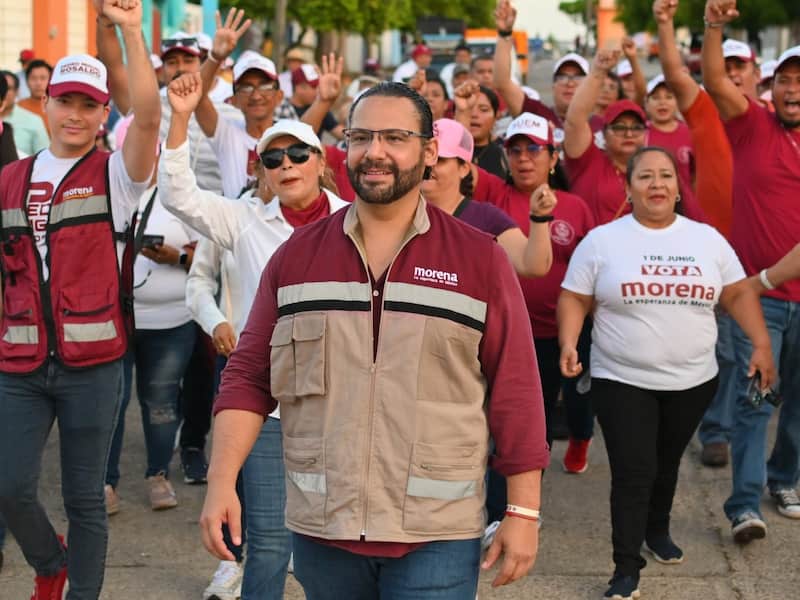 Pedro Miguel Rosaldo, candidato de la coalición Morena-PVEM por la presidencia municipal de Coatzacoalcos. Pedro Miguel Rosaldo acompañado de gente en un acto de campaña.
