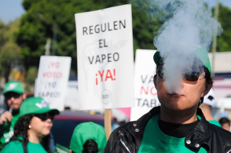 Usuarios de vapeadores protestaron afuera de la Cámara de Diputados exigiendo la regulación de estos objetos y que no los prohíban. Regular o prohibir los vapes en México