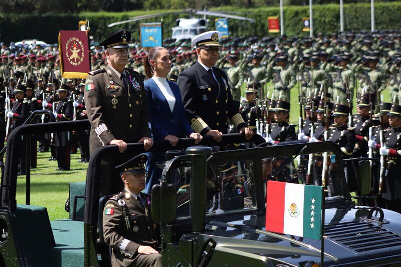 Claudia Sheinbaum, presidenta de México, acompañada del secretario de Defensa, Ricardo Trevilla Trejo Claudia Sheinbaum, presidenta de México, acompañada del secretario de Defensa, Ricardo Trevilla Trejo