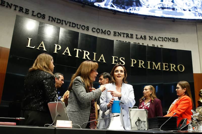 La senadora panista Lilly Téllez se manifestó con un megáfono para oponerse a la designación de Juan Antonio Ferrer como embajador y representante ante la ONU para la educación. La senadora panista Lilly Téllez se manifestó con un megáfono para oponerse a la designación de Juan Antonio Ferrer como embajador y representante ante la ONU para la educación.