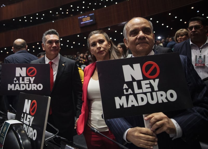 Senadores del PRI durante Sesión de Congreso General con la que iniciará el segundo periodo ordinario de sesiones del segundo año de la LXVI Legislatura.
Inicia. Legisladores del PRI