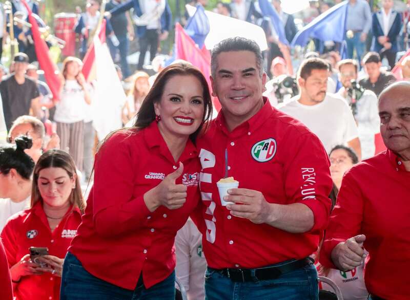Susy Torrecillas, candidata a presidenta municipal de Lerdo Susy Torrecillas, candidata a presidenta municipal de Lerdo, junto a Alejandro Moreno, líder del PRI