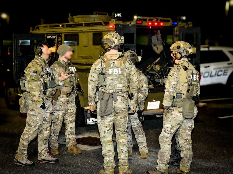 De acuerdo con El Universal, el Cártel de Jalisco Nueva Generación destinó más de 600 mil pesos en un mes a "hackers" para vulnerar sistemas financieros y de seguridad federal. FBI