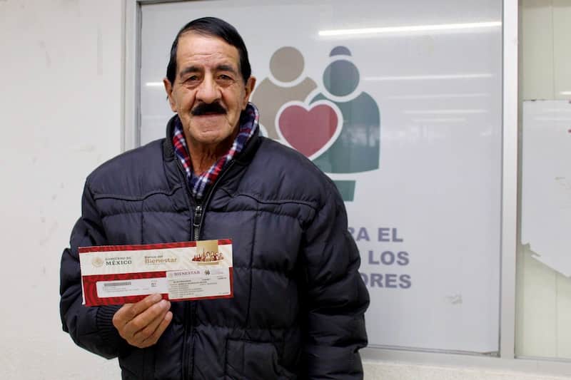 Adulto mayor con su Pensión del Bienestar Adulto mayor con su Pensión del Bienestar