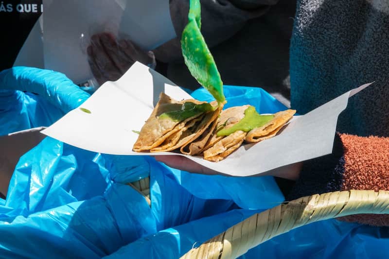 Tacos con salsa Un estudio del IPN expuso condiciones insalubres en la elaboración de salsas en puestos callejeros afuera del Metro de CDMX