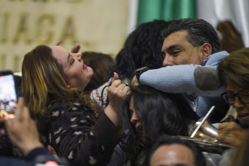 Yuriri Ayala, diputada local de Morena; toma del pelo a Daniela Álvarez, diputada del PAN, mientras que Jesús Sesma, diputado del PVEM, intenta separarlas durante el zafarrancho que se armo en la tribuna del Congreso de la Ciudad de México, en el marco de la discusión de la desaparición de INFOCDMX Riña de diputados en el congreso de la CDMX