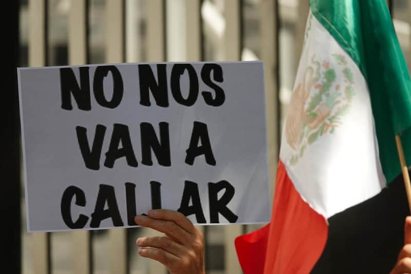 Decenas de personas se manifestaron para exigir la libertad de expresión Decenas de personas se manifestaron para exigir la libertad de expresión
