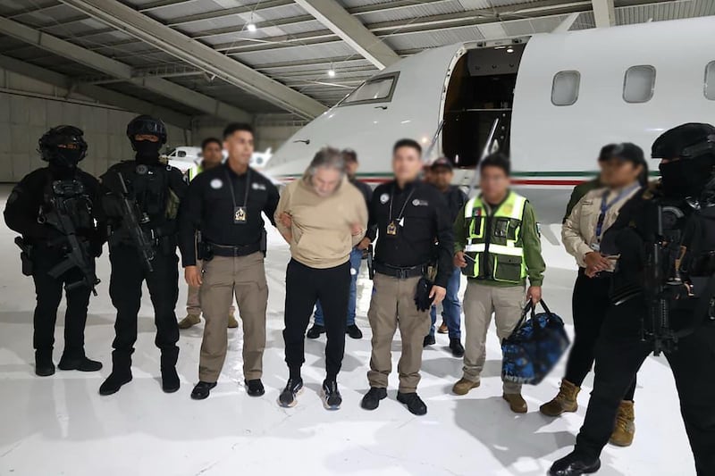 Llegada de Hernán Bermúdez al Aeropuerto de Toluca