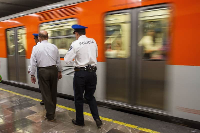Policías forman parte de la estrategia de contención tras las denuncias de pinchazos en CDMX Elementos de seguridad dentro de las instalaciones del Metro