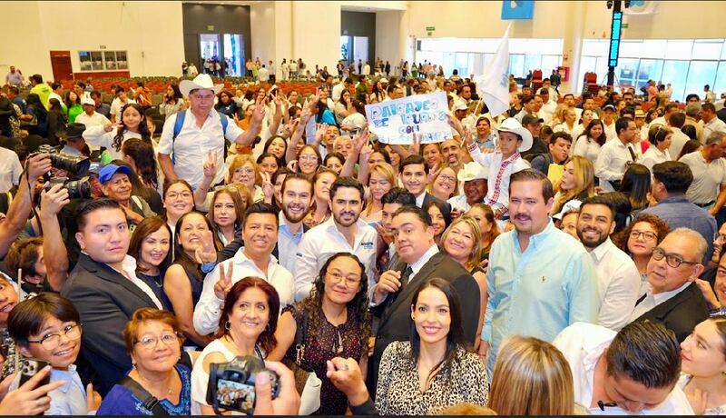 agustin dorantes con la gente