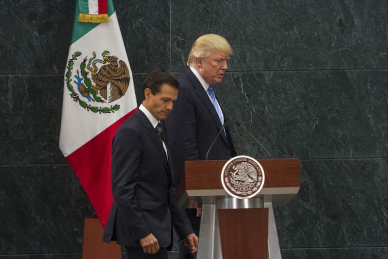 Donald Trump aprovechó la visita que hizo a Los Pinos para criticar a México y señalar que México se encargará de pagar el muro fronterizo. Trump visitó Los Pinos para reunirse con Peña Nieto cuando fue por primera vez candidato presidencial republicano.