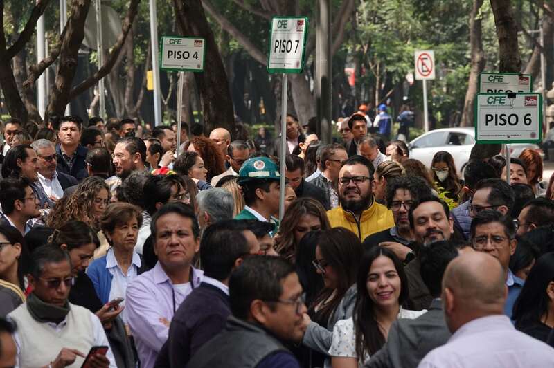 CIUDAD DE MÉXICO, 17SEPTIEMBRE2024.- En el marco del los sismos de 1985 y 2017, trabajadores de diferentes dependencias salieron a los puntos de encuentro en Avenida Reforma para el Megasimulacro.
FOTO: GRACIELA LÓPEZ /CUARTOSCURO.COM Imagen promocional