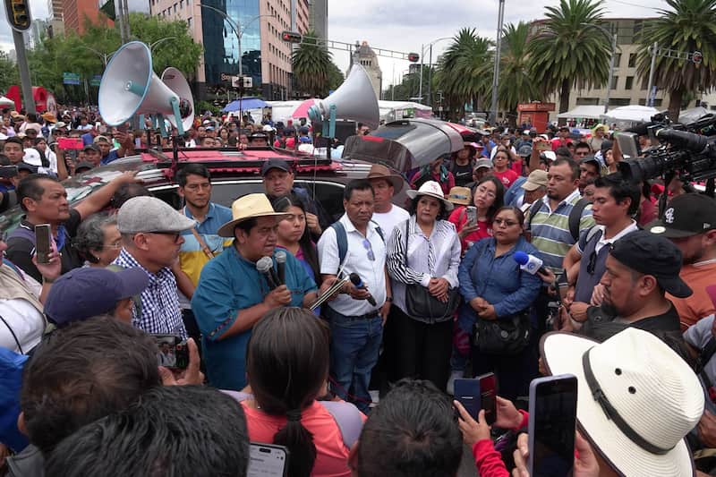 La CNTE rechazó las propuestas del gobierno La CNTE en conferencia de prensa cerca del Caballito