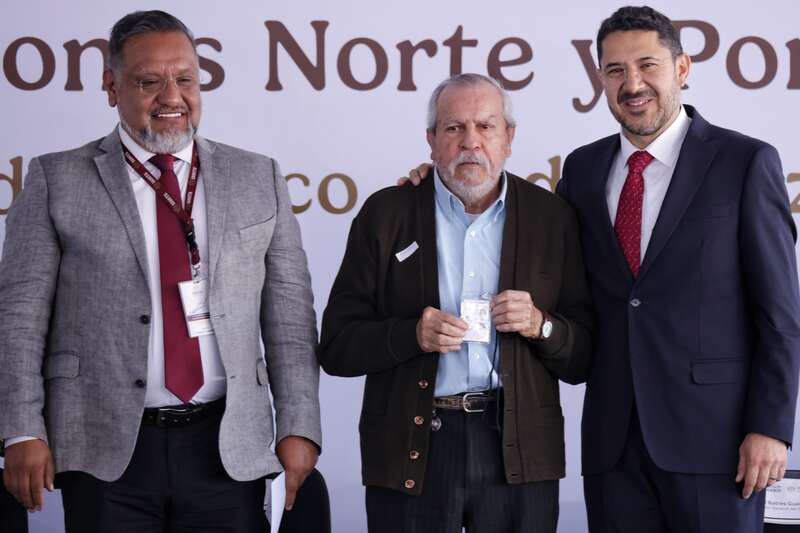 Entrega Martí Batres vigencia permanente de derechos a jubilados y pensionados del ISSSTE en Ciudad de México. Martí Batres, director general del ISSSTE.
